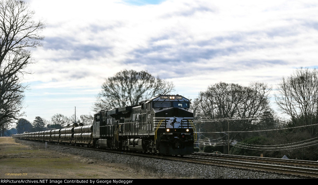 NS 4677 leading a long pipe train